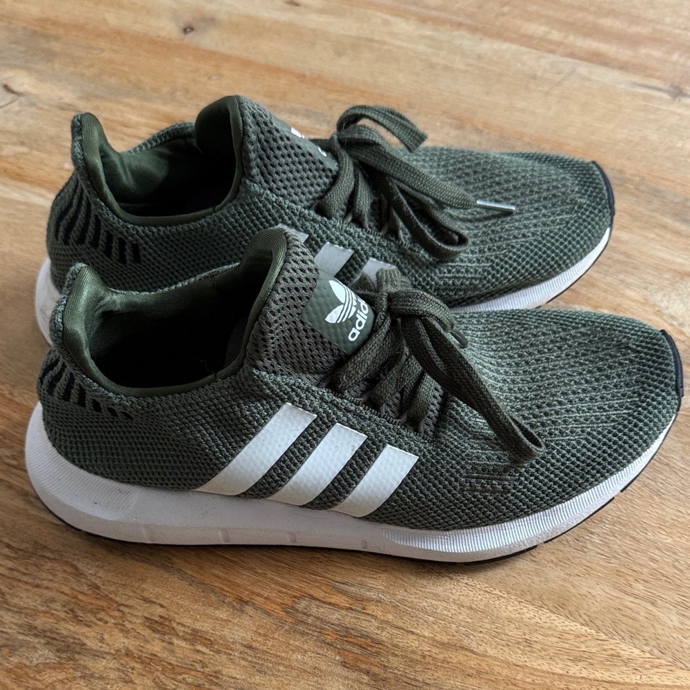 Adidas Swift Run Size 6 Green Sneakers